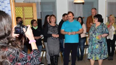 Bild: fjo
Bürgermeisterin Margit Kirzinger (Fünfte von links) freut sich mit den Laienspielern um Regisseur und Gemeinderat Josef Kleber über die geglückte Premiere des 24. Abendtheaters.