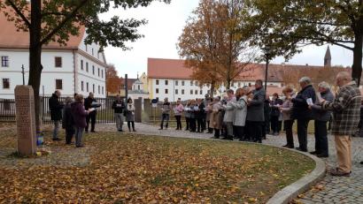 Bild: exb
Zum ökumenischen Friedensgebet an der Friedenssäule in der Parkanlage Schwanenwiese in Waldsassen hatten die beiden christlichen Kirchen eingeladen.