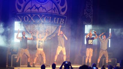 Bild: brü
Ausverkauftes Haus im Amberger Congress Centrum. Der VoXXclub war zu Gast in Amberg und begeisterte die Fans mit ihrem Auftritt im Rahmen der Donnawedda Tour.