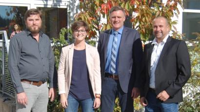Bild: rn
Bernhard Miedl (von rechts) ist der neue stellvertretende Leiter der Wirtschaftsschule Eschenbach. Auf der Planstelle seines nach Wiesau gewechselten bisherigen Stellvertreters Thomas Metzler heißt Schulleiter Thomas Reitmeier Katja Alkofer willkommen, als neues Mitglied der erweiterten Schulleitung Mario Wenzl.