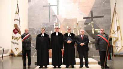 Bild: cog
Stadtpfarrer Dr. Roland Kurz, Festprediger Dekan Siegfried Stelzner aus Landshut, Dekan Karlhermann Schötz und Andreas Weber, der 2. Vorsitzende des Evangelischen Männerbunds Sulzbach, (von links) begrüßen die Festgemeinde zum Gottesdienst zum Reformationsfest in der Christuskirche. Eingerahmt werden sie von den Fahnenträgern des Evangelischen Männerbunds Sulzbach (links) und Rosenberg (rechts)