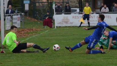 Bild: ham
Vier Mal musste der Torwart des Tabellenführers FC Wernberg, Noah Schmidt, hinter sich greifen. Hier kassiert er das 4:0 durch den Ensdorfer Julian Trager.