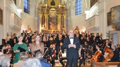 Bild: dok
Von links: Jutta Hörl, Katrin Arnold, Karl Heinz Malzer. Hofer Symphoniker, Mixtura Cantorum und Jugendchor des FSB