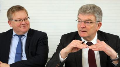 Bild: Wolfgang Steinbacher
Oberbürgermeister Michael Cerny (links) und Stadtkämmerer Franz Mertel stellen den Haushaltsentwurf für 2019 vor.