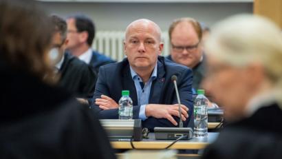 Bild: Archivbild: Lino Mirgeler/dpa
Joachim Wolbergs (SPD), der suspendierte Oberbürgermeister von Regensburg, sitzt im Gerichtssaal des Landgerichts.