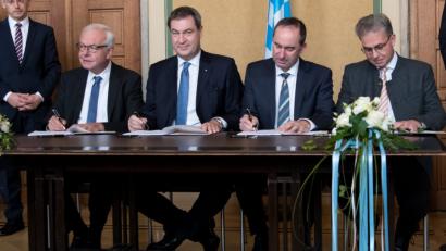 Bild:  Sven Hoppe/dpa
Thomas Kreuzer (von links), Fraktionsvorsitzender der CSU im Landtag, Markus Söder (CSU), Ministerpräsident, Hubert Aiwanger, Landesvorsitzender der Freien Wähler, und Florian Streibl, Parlamentarischer Geschäftsführer der Freien Wähler, unterzeichnen den neuen Koalitionsvertrag.