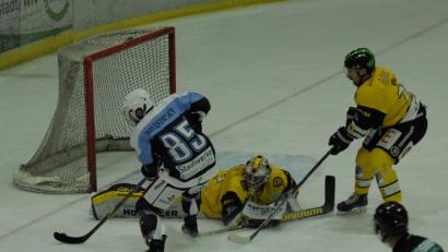 Bild: gb
Diese Chance gegen Sonthofen konnte Marcel Waldowsky nicht nutzen, doch am Sonntag erzielte der Stürmer der Blue Devils sein erstes Tor nach der langen Verletzungspause. Gebracht hat es nichts, die Weidener verloren das Oberpfalzderby beim EV Regensburg mit 3:8.