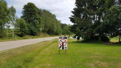 Bild: gi
Neben moderaten Stimmen gibt es auch fundamentale Gegner der Windkraftpläne wie ein Schild an der Straße in Tröbes verdeutlicht.