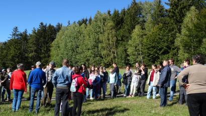 Bild: ens
Die Wandergruppe lauscht den Ausführungen von Franz Eger (Vierter von rechts). Im Waldgebiet am Bromberg sollen Windräder gebaut werden. Die Bürgerinitiative stellt sich dagegen.