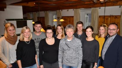 Bild: fjo
Für zehn Jahre Einsatz bei der Showtanzgruppe "Public Surprise" ohne einen Tag Ausfall ehrte Vorsitzende Johanna Bauer (Zweite von links) zusammen mit der Vorstandschaft Markus Mösbauer (Dritter von links) und Hermann Träger (Fünfter von rechts).