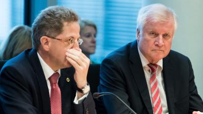 Bild: Bernd von Jutrczenka/dpa
Gemeinsame Auftritte von Bundesinnenminister Horst Seehofer (rechts, CSU), und Hans-Georg Maaßen sind vorbei. Der Präsident des Bundesamtes für Verfassungsschutz ist von Seehofer in den einstweiligen Ruhestand versetzt worden.