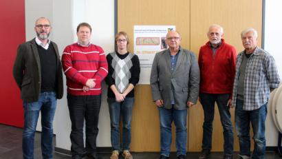 Bild: stg
Ehrengäste, Organisatoren und Referenten beim Otnant-Gespräch: (von links) Thomas Feuerer vom Historischen Verein der Oberpfalz, Bezirksheimatpfleger Tobias Appl, Bernhard Fuchs und Erich Schraml von der Regionalgruppe Otnant sowie die beiden Adalbert Busl und Bernd Thieser.