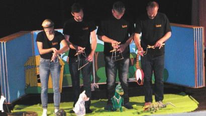 Bild: ld
In offener Spielweise präsentierten eine Puppenspielerin und drei männliche Kollegen Urmels schwierige Reise nach Afrika.