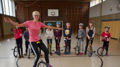 Bild: dob
TV-Übungsleiterin Katrin Schwabl macht vor, was die Teilnehmer des Einradkurses in der Eglseeturnhalle am Sonntag ziemlich schnell beherrschen.