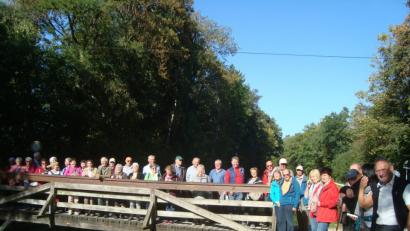 Bild: schß
Eine beeindruckende technische Meisterleistung war vor 170 Jahren beim Bau des Ludwigskanals die Überquerung des Brückkanals über die Schwarzach. 40 Teilnehmer der Seniorennetzwerke Ammerthal/Ursensollen wurden von Heimatpfleger Josef Schmaußer (rechts) zu dieser Sehenswürdigkeit geführt.