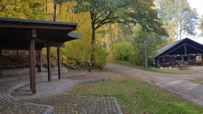Bild: gi
Das über 30 Jahre alte Betriebsgebäude im Kurpark „Gruberbach“ wird vom Grund auf renoviert und erweitert. Der alte Musikpavillon (links) wird abgebrochen und durch einen neuen, unweit des Betriebsgebäudes, ersetzt.