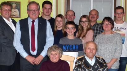 Bild: lgc
Nicht nur Ehemann Josef, sondern auch die anderen Mitglieder der großen Familie gratulieren Emma Thaller (sitzend, links) herzlich zum 85. Geburtstag. Pater Adrian Kugler und Bürgermeister Gerhard Löckler (von links) überbringen ebenfalls Glückwünsche.