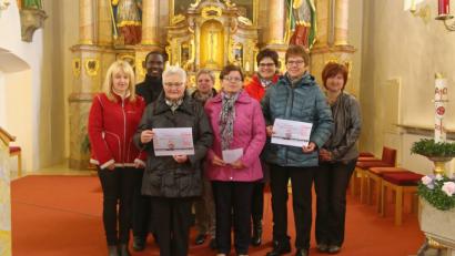 Bild: (jud) Judith Luber &lt;judith.luber@gmail.com&gt;
Den Erlös des Großschönbrunner Pfarrfests übergeben (von links): Annette Nübler (Pfarrgemeinderats-Sprecherin), Pfarrer David, Rosa Melchner, Anna Maier, Inge Lederer, Stephanie Lederer, Hilde Nübler und Ingrid Wiesneth.