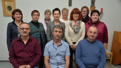 Bild: dob
Vor 50 Jahren kamen diese Männer und Frauen aus Kaimling und Roggenstein in die erste Klasse. Längst Zeit, sich an selber Stelle wieder zu treffen.