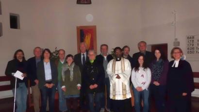 Bild: hir
Am ökumenischen Gottesdienst in der Pfreimder Pauluskirche beteiligten sich Pfarrerin Irene Friedrich (rechts), Judith Kraus (Zweite von rechts), Bürgermeister Richard Tischler (Dritter von rechts), Alina Kraus (Vierte von rechts), Pfarrer P. Georg Parampilthadathil (Mitte), stellvertretender Landrat Arnold Kimmerl (Sechster von links), Kurt F. Stangl (links) und Barbara Beck von Amnesty International (Fünfte von links).