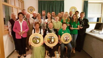 Bild: exb
Die Pursrucker Schützen küren ihre Würdenträger (sitzend, von links): Liesl Brigitte Reng, König Günther Rumpler und Jugendkönig Martin Fischer; stehend (von links): Heinz Müller, Edeltraud Müller, Franz Fruth, Ulrich Schmid, Gauschützenmeister Heiner Fraunholz, Conny Schmidt, Bürgermeister Alwin Märkl, Magdalena Biehler, Herbert Heldmann, Andreas Heldmann, Franziska Fruth, Thomas Reitinger, Simone, Heldmann, Willi Donhauser, Johanna Fruth, Michaela Schäffer und Werner Gottschalk.