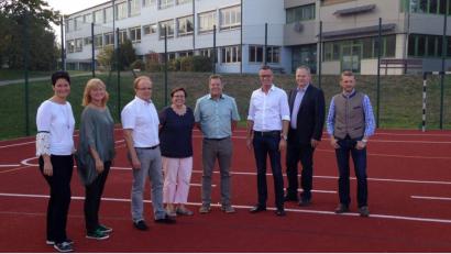 Bild: u
Die CSU-Fraktion macht sich ein Bild von der Sanierung der Außensportanlage der Grund- und Mittelschule (von links): Birgit Birner, Kerstin Ackermann, Fraktionsvorsitzender Hans-Jürgen Schönberger, Bärbel Birner, Dritter Bürgermeister Peter Leitsoni, Bürgermeister Hermann Falk, Josef Luber und Christian Gnan.