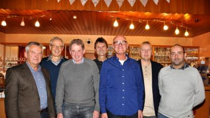Bild: es
Verantwortung in der Tennisabteilung übernehmen (von links): Hans Maier, Ehrenvorsitzender. Jochen Calame, Rudi Tröster, Bernhard Danzl, Rainer Stangl, Andreas Hammer und Uli Kiener.