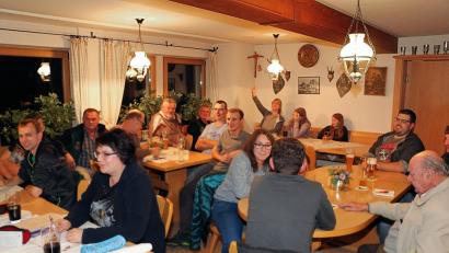 Bild: bsc
Das Hobby Kleintierzucht erfreut sich im Erholungsort noch großer Beliebtheit. Bei der jüngsten Zusammenkunft sicherten zahlreiche Mitglieder ihre Mitarbeit zur Lokalschau am kommenden Wochenende zu. Die Ausstellungsleiter Thomas Kraus jun., Tanja Hausknecht und Nadja Dostler (vorne von links), freute dies besonders.