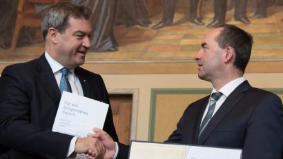 Bild: Sven Hoppe/dpa
Ministerpräsident Markus Söder (links, CSU) und der Landesvorsitzende der Freien Wähler Hubert Aiwanger reichen sich nach der Unterzeichnung des neuen Koalitionsvertrags die Hand.