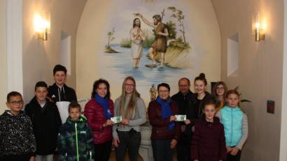 Bild: flt
In der Taufnische der Kirche übergaben die Vorsitzenden des Frauenbundes ihre Spenden an die Oberministranten.