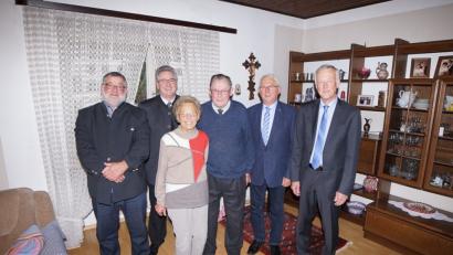 Bild: nib
Leonhard Schottenheim (Vierter von links) durfte sich über viele gute Wünsche zum 90. Geburtstag freuen. Unter anderem gratulierten (von links) Bürgermeister Armin Schärtl, Stadtpfarrer Hannes Lorenz, Ehefrau Waltraud, Kurt Koppmann (ÜWG) und Anton Schopper (Männerverein)