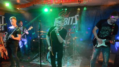 Bild: Kunz
Bad Habits aus Floß rocken die Halloween-Livestage im "Parapluie" mit Coversongs aus drei Jahrzehnten Musikgeschichte.