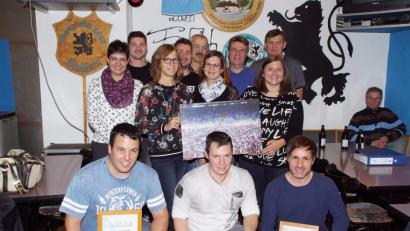 Bild: mmj
Die Führung des Löwen-Fanclubs Stadlern mit Vorsitzenden Thomas Lampl (hinten links). Im Vordergrund die geehrten Mitglieder, die seit 25 Jahren dem Fanclub angehören.