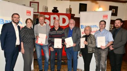 Bild: bey
Stellvertretender SPD- Ortsvereinsvorsitzender Martin Filchner (von links), Annette Karl und SPD-Ortsvereinsvorsitzender Sebastian Dippold (rechts) ehren die langjährigen Mitglieder Dieter Neubauer, Karl Schmidberger, Norbert Fuhrmann, Heidi Zimmermann und Marco Bethmann.