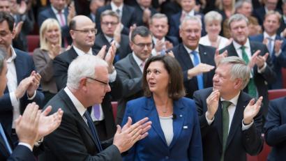 Bild: Sven Hoppe/dpa
Ilse Aigner (CSU) freut sich über die Wahl zur neuen Landtagspräsidentin.