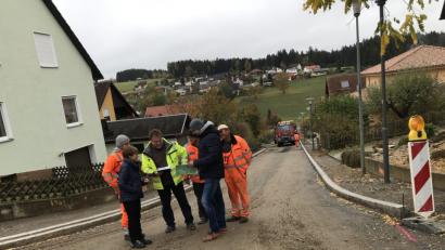 Bild: eig
Ortstermin kurz vor Fertigstellung der größten Maßnahme im Rahmen der Dorferneuerung: Manuel Hausner (Bauhof), Bürgermeisterin Marianne Rauh, Gunther König, Christian Dumler, Markus Siebert (ALE) und Christian Schwägerl (Bauhof), von links.