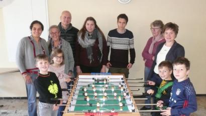 Bild: amö
Zum ersten Mal fand eine Ferienbetreuung an der Grundschule statt. Die Bürgermeister Sonja Meier (hinten, rechts) und Walter Schauer (hinten, Dritter von links) sowie VG-Mitarbeiterin Anja Ried (links) ließen sich durch Monika Ermer und die Betreuer Anna-Lena Schauer, Fabian Schafbauer und Hilde Wolf das Angebot erläutern.