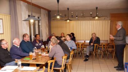 Bild: bkr
Bereits zum zweiten Mal muss zweiter Bürgermeister Josef Hecht (rechts) für das seit 14 Monaten erkrankte Gemeindeoberhaupt den Bürgern Rede und Antwort stehen.