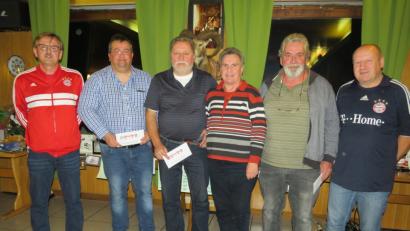 Bild: adj
Sie beiweisen beim Karteln ein glücklichen Händchen (von links): Peter Lingl, Lothar Eismann, Martin Both, Hubert Gallitzendorfer und Alois Kirner.