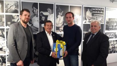 Bild: exb
Tourist-Info-Leiter Ludwig Bundscherer und Franz Göhl (von links) übergaben an Fabian Reiter den Hauptgewinn des Preisausschreibens. Mit im Bild stellvertretender Bürgermeister Peter Gold (rechts).