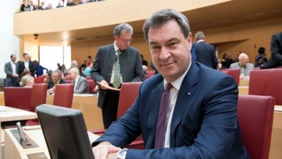 Bild: Sven Hoppe/dpa
Ministerpräsidnet Markus Söder (CSU) sitzt vor Beginn der Sitzung des bayerischen Landtags auf seinem Platz im Plenarsaal.