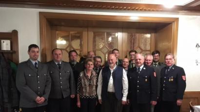 Bild: gi
Schulhausmeister Wolfgang Piehler (vorne, Mitte) feiert seinen 60. Geburtstag. Dazu gratulieren seine Frau Maria und die Vereinsabordnungen.