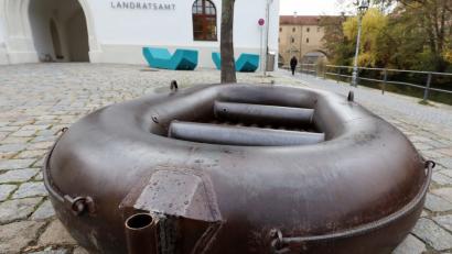 Bild: Wolfgang Steinbacher
Der stilisierte Außenbordmotor der Schlauchbootskulptur, der am Heck anmontiert war, blieb unbeschädigt und soll wieder angebracht werden.