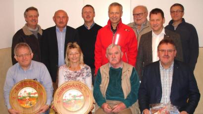 Bild: smr
Zum 50. Mal richten die Tell-Schützen das Vilsecker Stadtratsschießen aus (sitzend, von links): die Gewinner der Scheiben Viktor Gmehling (Gästescheibe), Maria Honig (Stadtratscheibe), Heinrich Deinzer und Bürgermeister Hans-Martin Schertl (Ehrengabe); stehend die Bestplatzierten mit Ehrengästen (von links): Arnold Fenk, Hahnbachs Zweiter Bürgermeister Georg Götz, Markus Schertl, Thorsten Grädler, Wilhelm Ertl, Vorstand Erich Übler von der Raiffeisenbank Sulzbach und Helmut Schwindl.