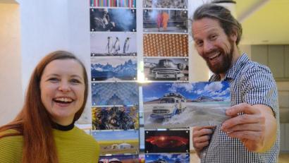 Bild: Kunz
Welche Postkarte hätten's denn gern? Nehmen's am besten die, wo unser Oldtimer Paula drauf ist. Sabine Hoppe und Thomas Rahn bei ihrem Vortrag in Weiden.