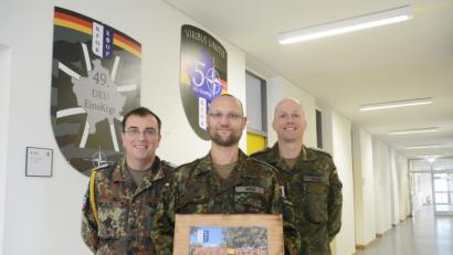 Bild: Gabi Schönberger
"Sechs Monate sind genug." Rund 380 Weidener Soldaten waren in der ersten Jahreshälfte 2018 im Kosovo. Am Mittwoch werden Sie am Oberen Markt begrüßt und wollen den Weidenern für die Unterstützung danken. Von links: Jan Schuchart, Daniel Rätz, Christian Kiesel