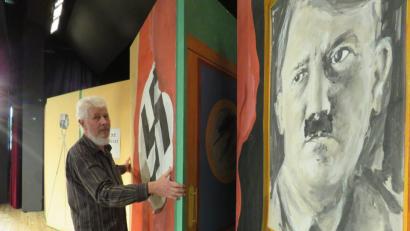 Bild: ubb
Hitler lässt sich nicht "einfach so" malen: Toni Eichinger hat sich bei seiner Arbeit für die Theaterkulissen manche Gedanken über das Nazi-Regime gemacht.