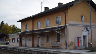 Bild: bnr
Nicht gerade einladend sieht das Bahnhofsgebäude in Untersteinbach aus. Für den anreisenden Touristen ein denkbar schlechter Anblick.
