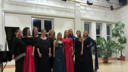 Bild: aks
Die Dozentinnen Sabine Lahm (Fünfte von links) und Sandra Vucenovic (links) mit den Meisterschülerinnen Maja Muzar, Julia Pfänder, Esther Ree, Laura Cromm, Anika Ram, Jana Lea Hess , Georgia Gounari und Marija Grauba (von links).