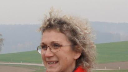 Bild: fvo
Christine Griesbach ist bei der Marktgemeinde Waldthurn für den Wasserschutz verantwortlich und erklärt die Grundprinzipien der Zwischenfrucht-Demoanlage zwischen Lennesrieth und Albersrieth